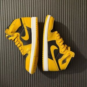 JORDAN 1 RETRO HIGH OG in pollen/white-black

SIZE: 3 YOUTH/5 US WOMEN'S